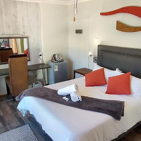 Premiere Guesthouse Bloemfontein Bagian luar foto