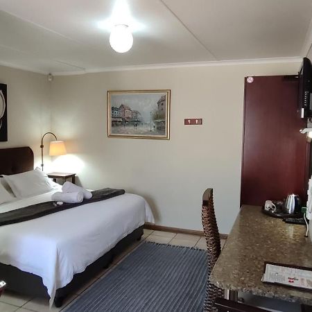 Premiere Guesthouse Bloemfontein Bagian luar foto