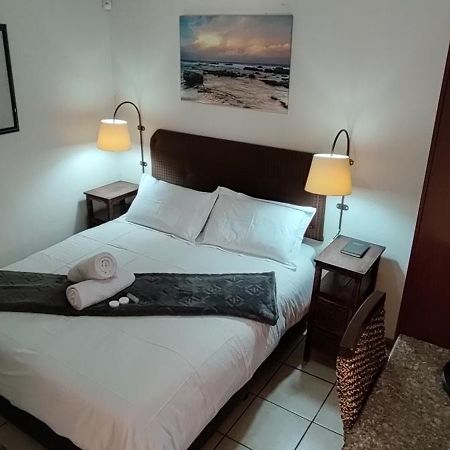 Premiere Guesthouse Bloemfontein Bagian luar foto