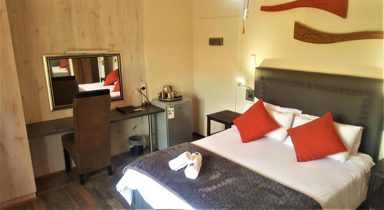 Premiere Guesthouse Bloemfontein Bagian luar foto