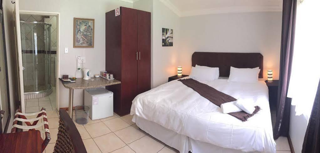 Premiere Guesthouse Bloemfontein Bagian luar foto