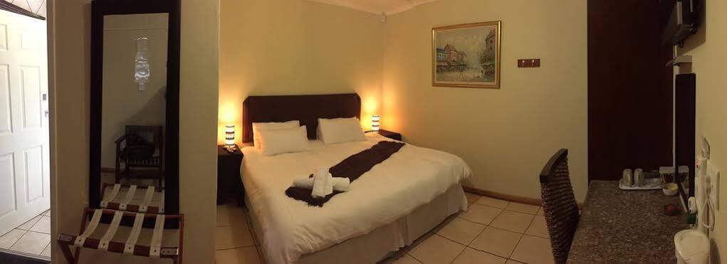 Premiere Guesthouse Bloemfontein Bagian luar foto